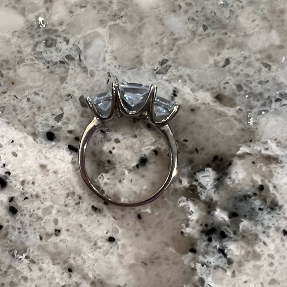 TACORI DIAMONIQUE RING - Three stone princess - Picture 3 of 5
